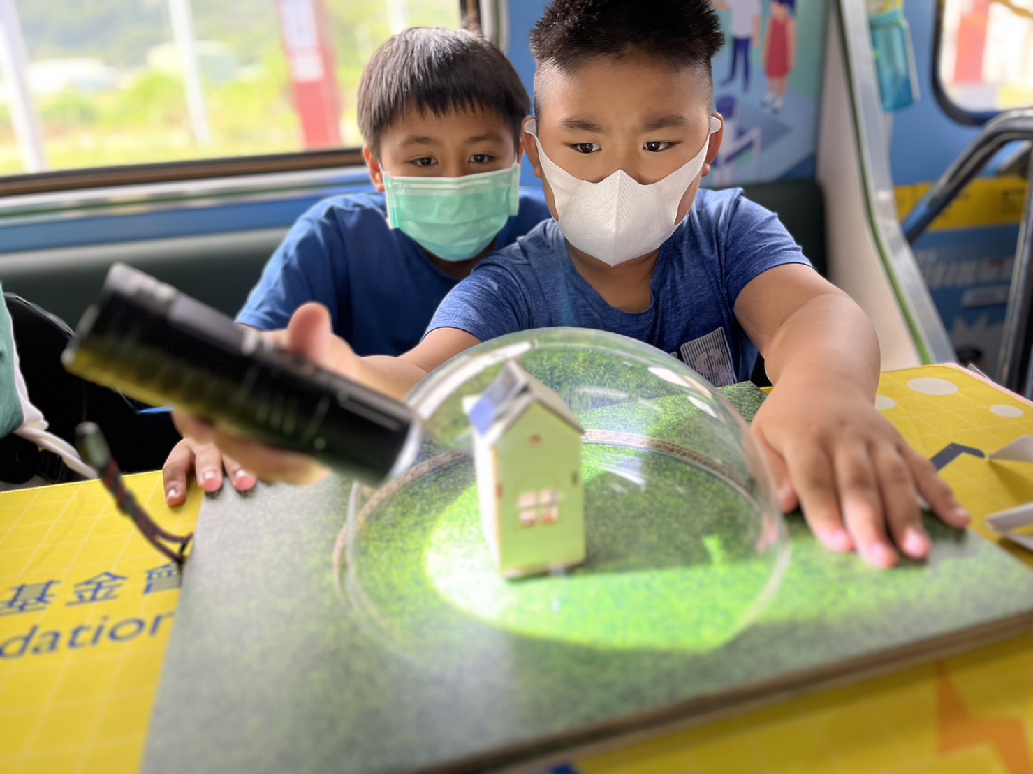 ng28南宫相信品牌力量參與基礎科學主題車廂，以STEAM教學精神，設計「逐日科學家」、「太陽能工程師」以及「淨零建築師」三大能源科普課程和實驗